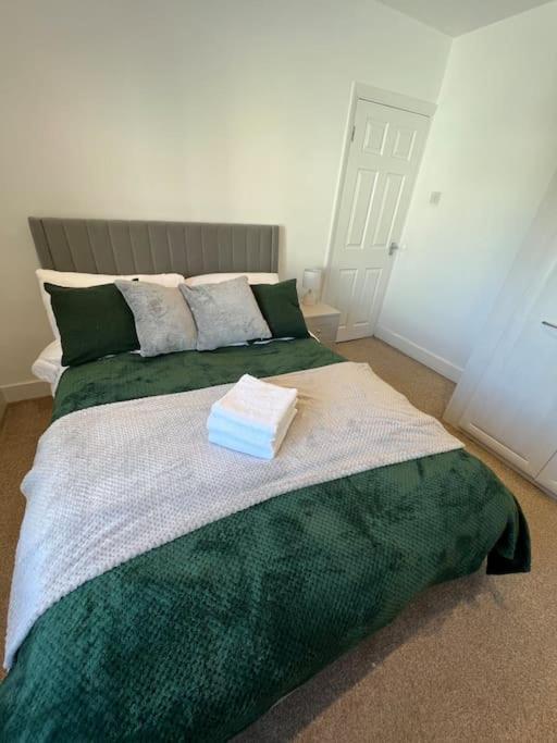 Seaforth 2 Bedroom With Parking And Garden By Rockmanstays * Southend-on-Sea