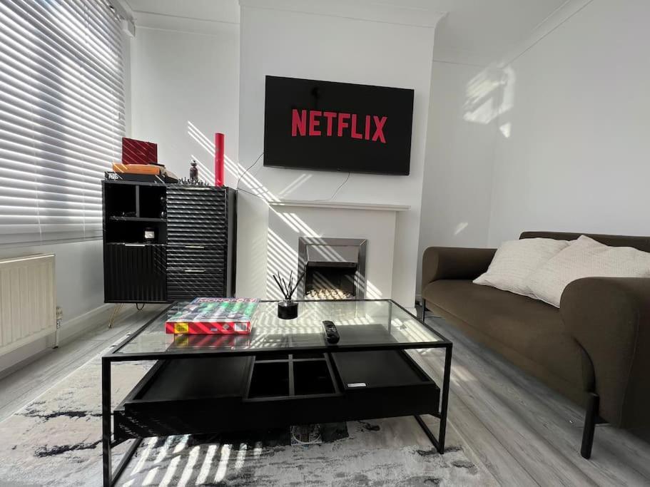 Apartment Seaforth 2 Bedroom With Parking And Garden By Rockmanstays Southend-on-Sea