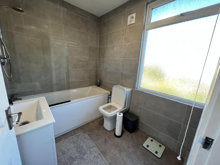 Apartment Seaforth 2 Bedroom With Parking And Garden By Rockmanstays Southend-on-Sea