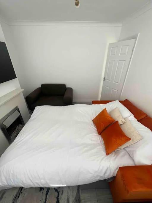Seaforth 2 Bedroom With Parking And Garden By Rockmanstays