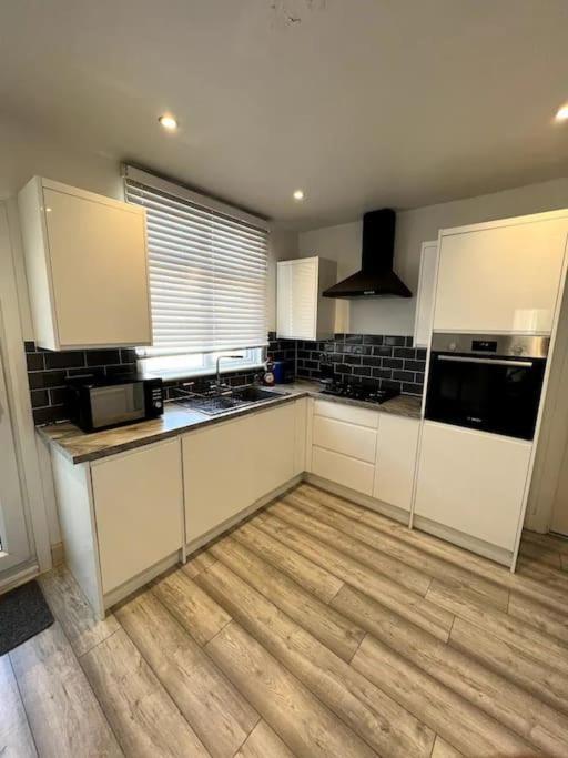 Seaforth 2 Bedroom With Parking And Garden By Rockmanstays