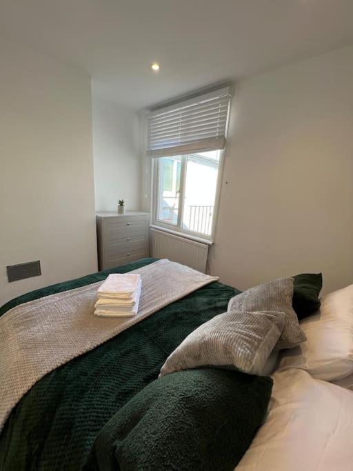 Seaforth 2 Bedroom With Parking And Garden By Rockmanstays Apartment