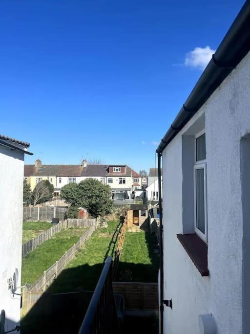 Seaforth 2 Bedroom With Parking And Garden By Rockmanstays *